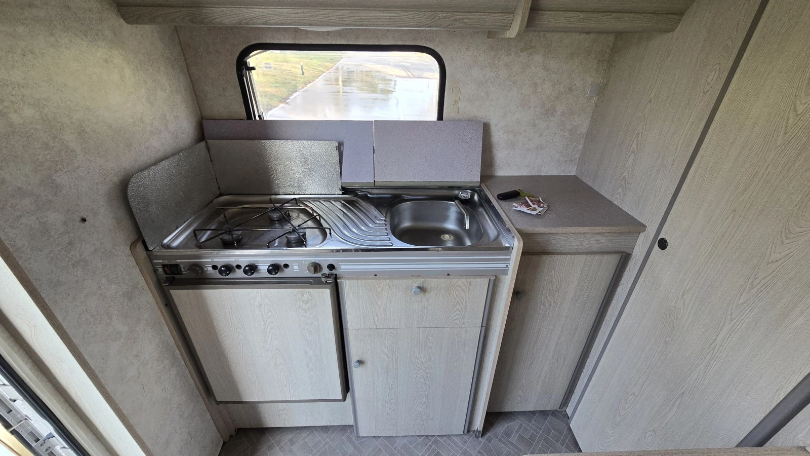 Каравана Caravelair A4209, снимка 14 - Каравани и кемпери - 53875655