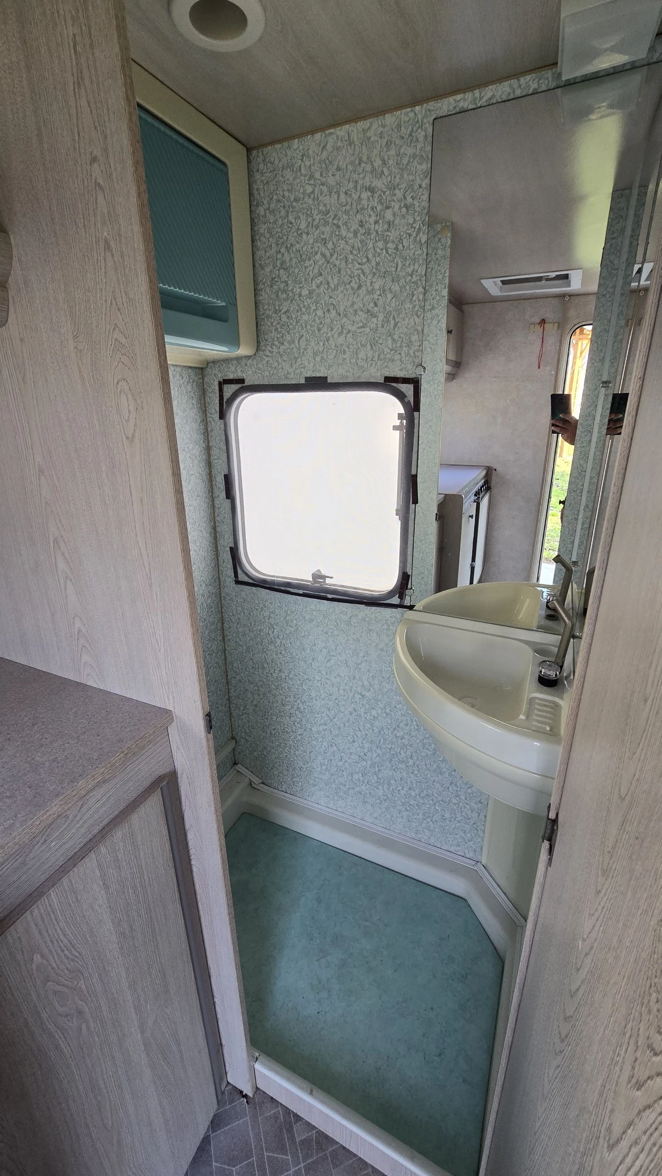 Каравана Caravelair A4209, снимка 13 - Каравани и кемпери - 53875655