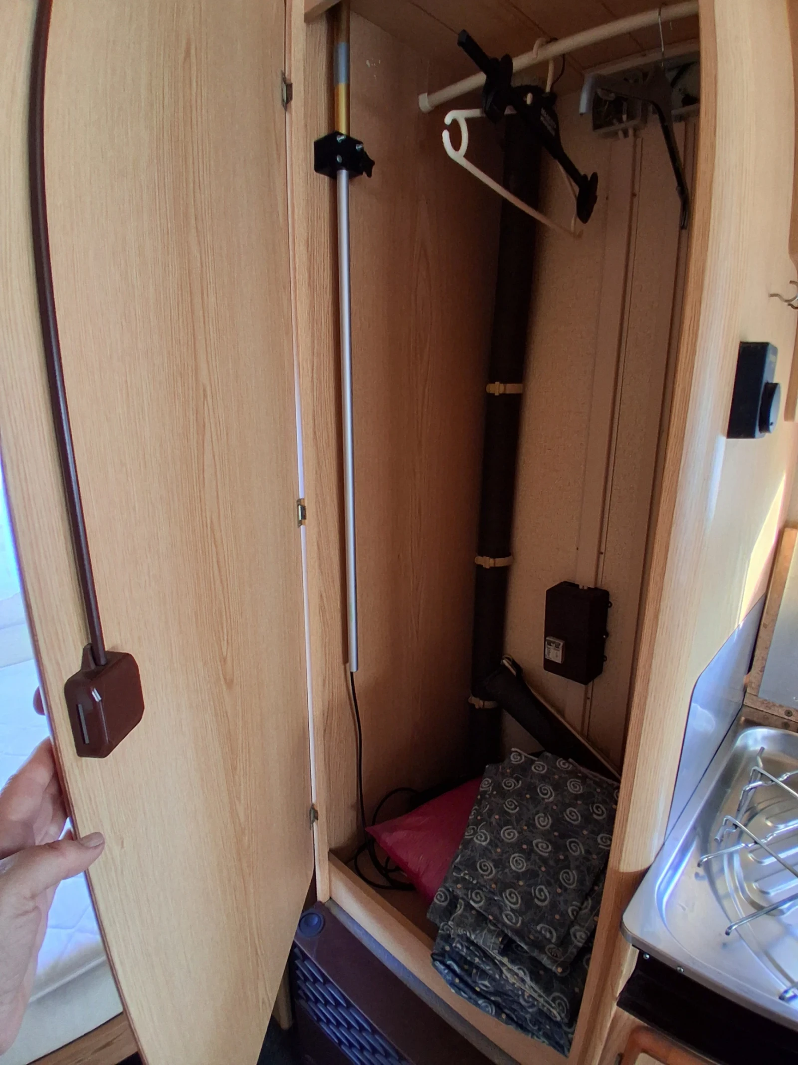 Каравана Knaus Lux , снимка 13 - Каравани и кемпери - 56367200