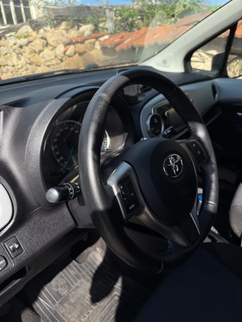 Toyota Yaris Hybrid , снимка 15 - Автомобили и джипове - 51773806