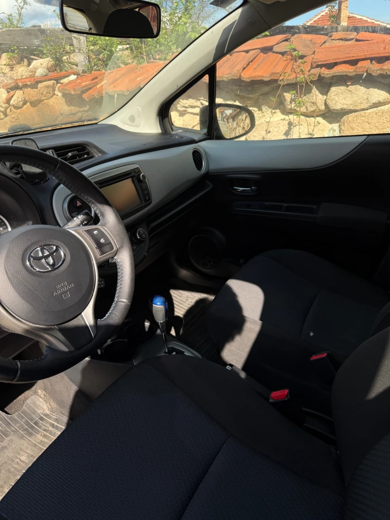 Toyota Yaris Hybrid , снимка 14 - Автомобили и джипове - 51773806