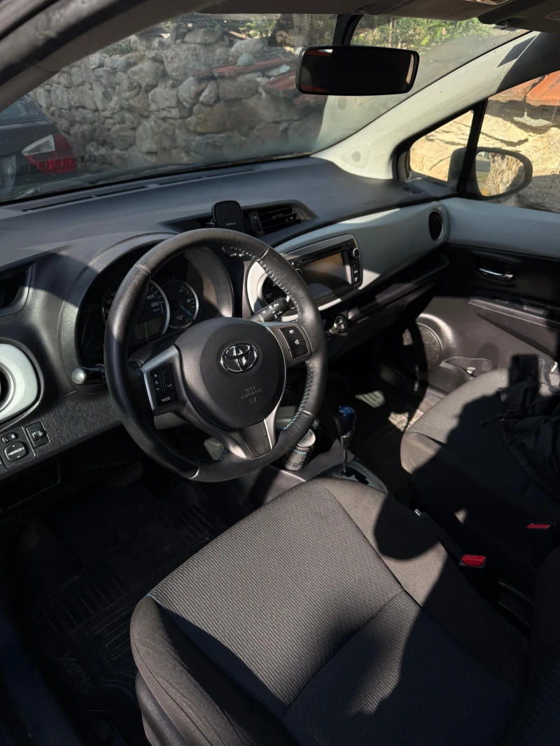 Toyota Yaris Hybrid , снимка 11 - Автомобили и джипове - 51773806