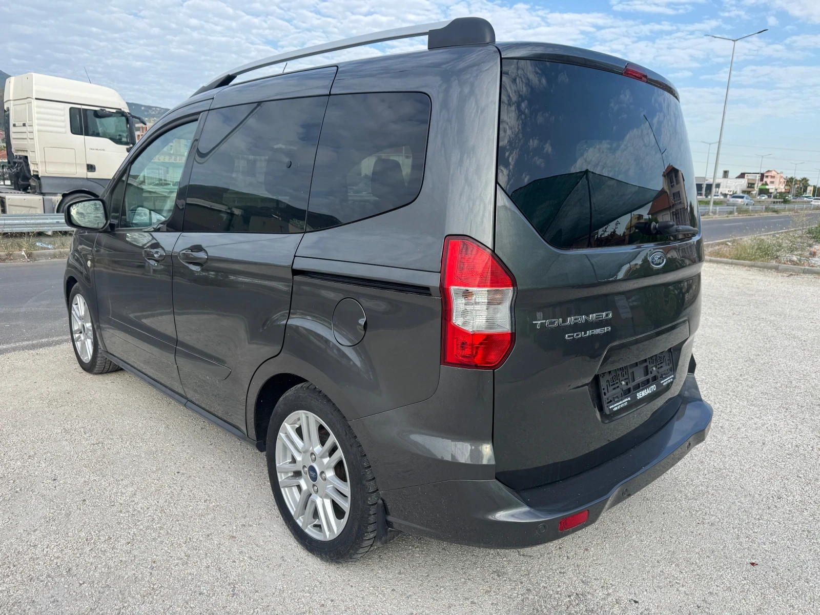 Ford Courier Tourneo TITANIUM 1.5 TDCi 95кс EURO 6 - изображение 4