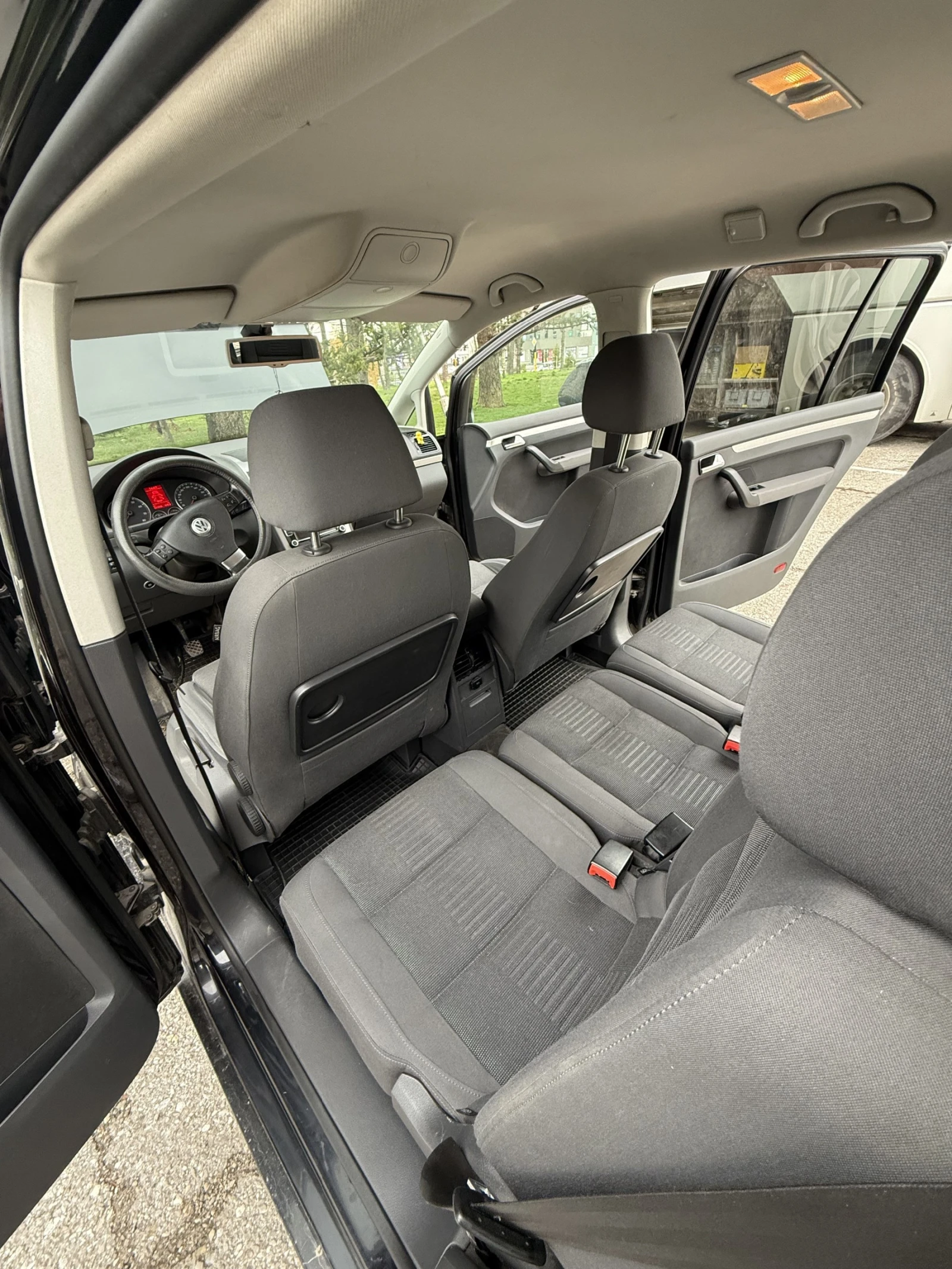 VW Touran 1.4 TSI, снимка 10 - Автомобили и джипове - 53823612