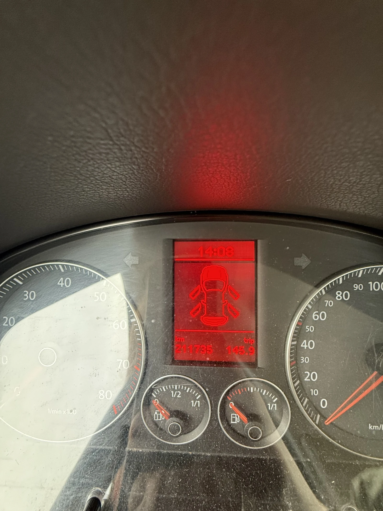 VW Touran 1.4 TSI, снимка 15 - Автомобили и джипове - 53823612