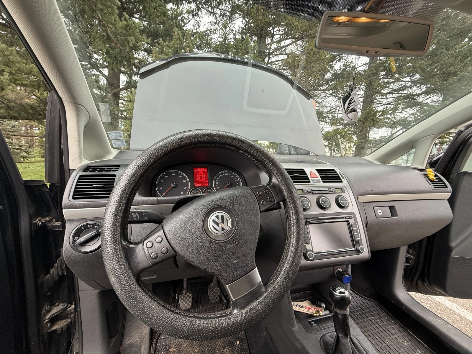 VW Touran 1.4 TSI, снимка 14 - Автомобили и джипове - 53823612