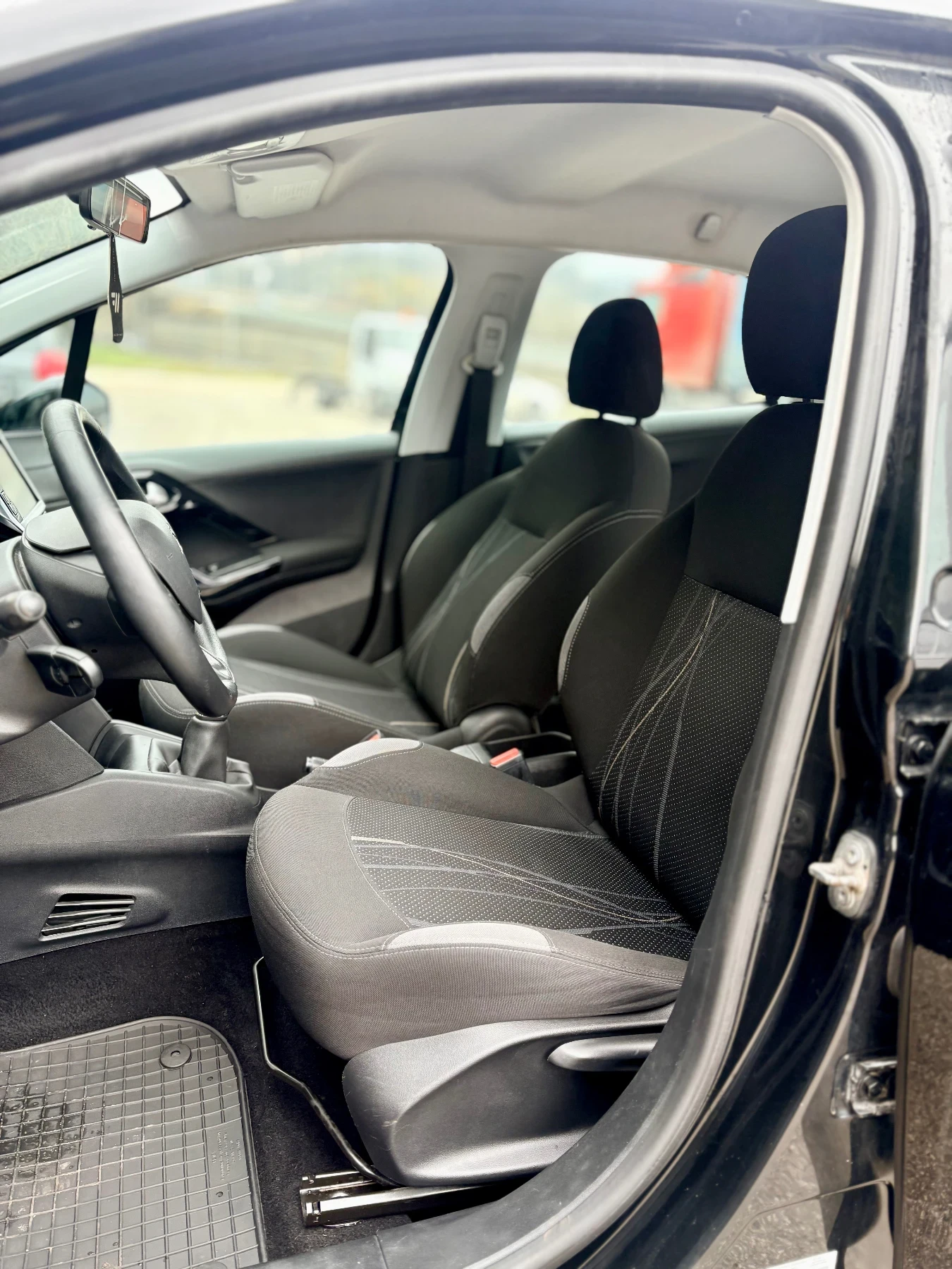 Peugeot 208 1.4 VTI , снимка 9 - Автомобили и джипове - 54184480