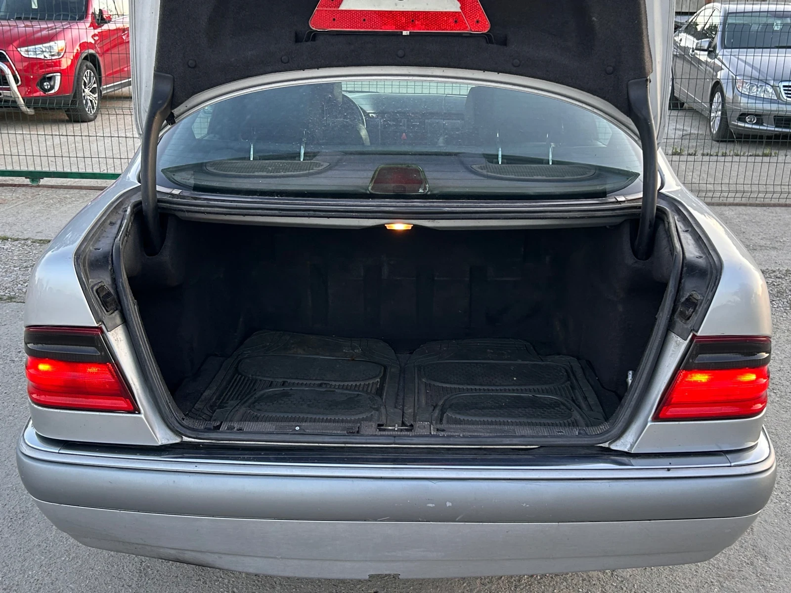 Mercedes-Benz E 250, снимка 4 - Автомобили и джипове - 54723273