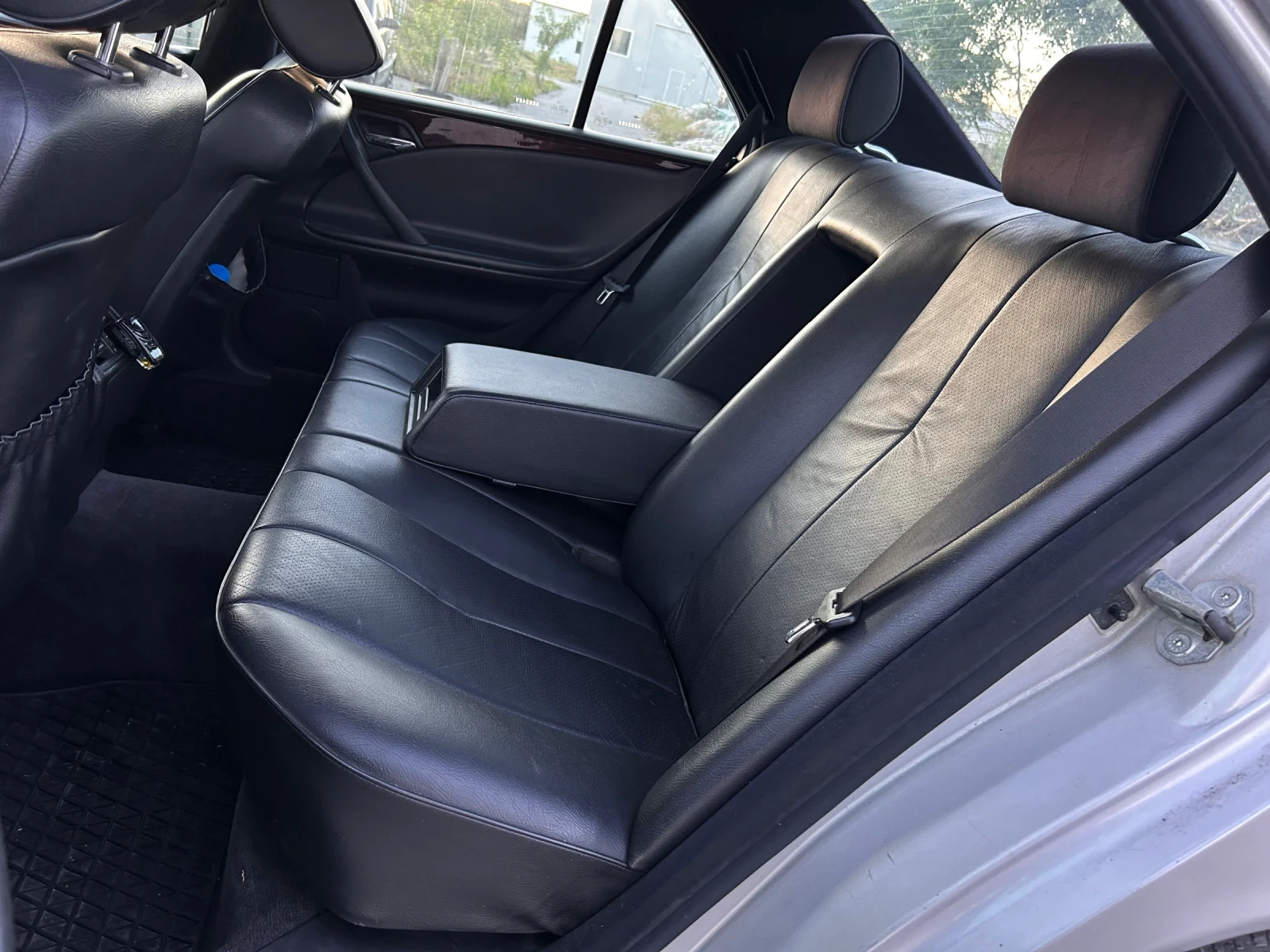 Mercedes-Benz E 250, снимка 15 - Автомобили и джипове - 54723273