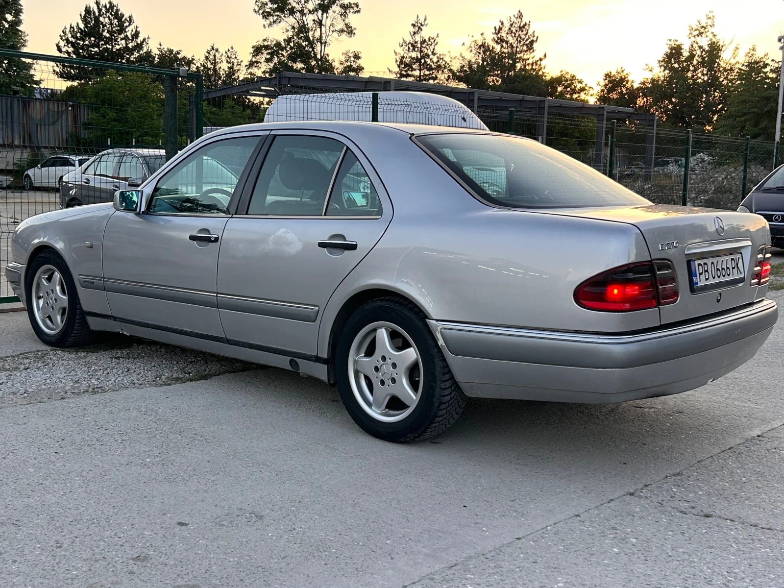 Mercedes-Benz E 250, снимка 2 - Автомобили и джипове - 54723273
