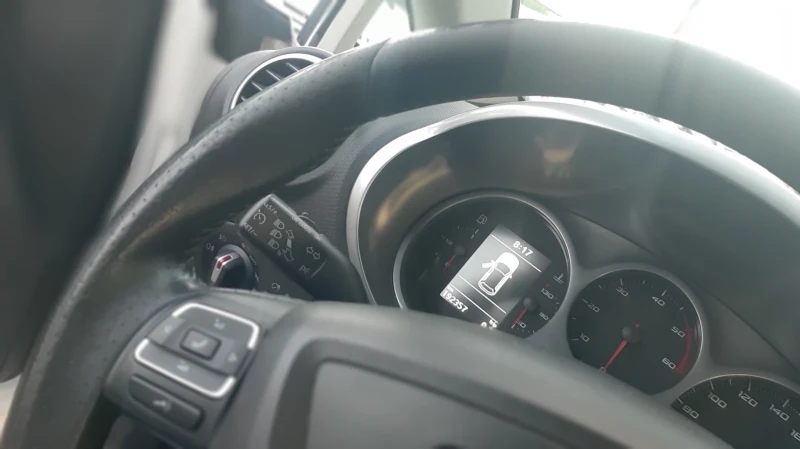 Seat Leon 1.6дизел, снимка 13 - Автомобили и джипове - 52865378