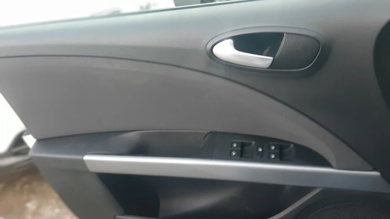 Seat Leon 1.6дизел, снимка 12 - Автомобили и джипове - 52865378