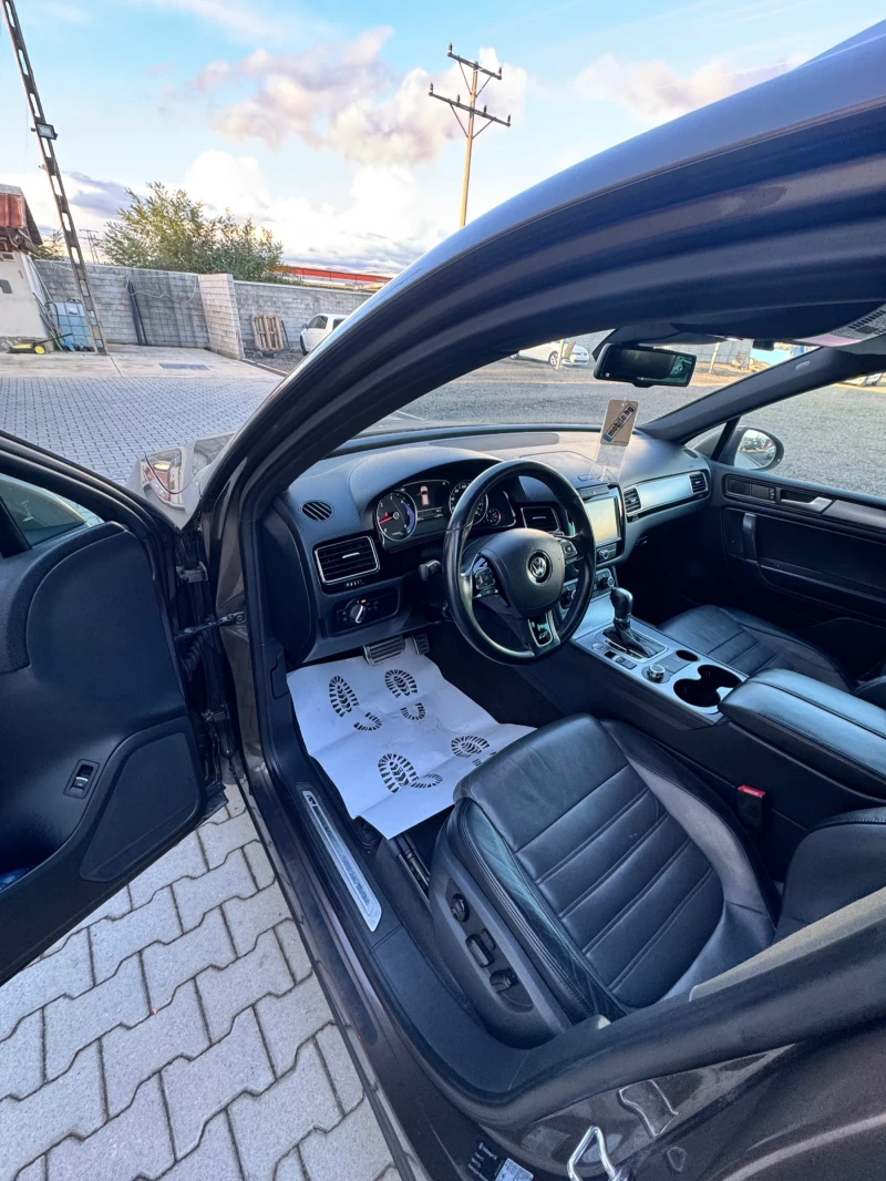 VW Touareg 3.0 TDI  R-LINE FACELIFT PANORAMA, снимка 6 - Автомобили и джипове - 51936969