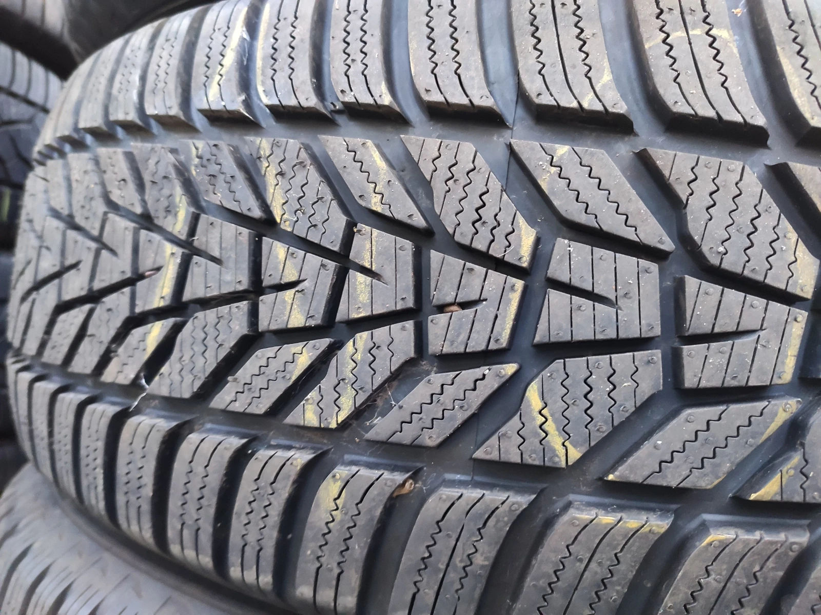 Гуми Зимни 245/65R17, снимка 4 - Гуми и джанти - 53983434