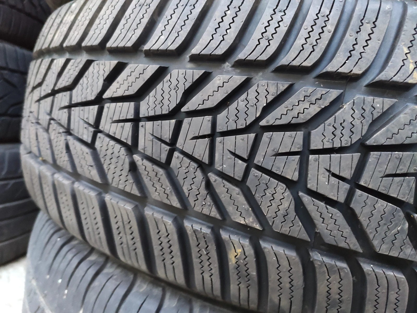 Гуми Зимни 245/65R17