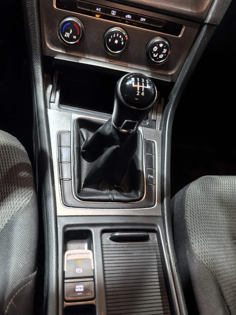 VW Golf 1.6 TDI , снимка 15 - Автомобили и джипове - 52978337