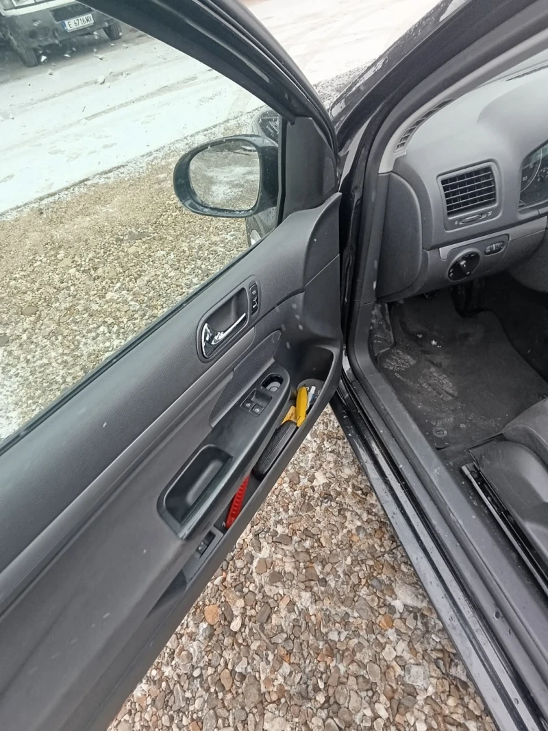 VW Golf 1.6FSI, снимка 10 - Автомобили и джипове - 53190912