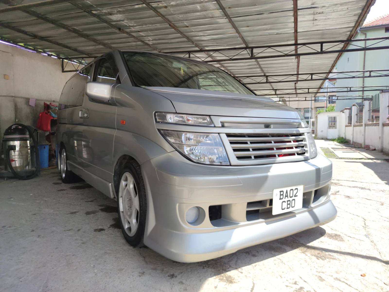 Toyota Alphard Nissan Elgrand - изображение 2