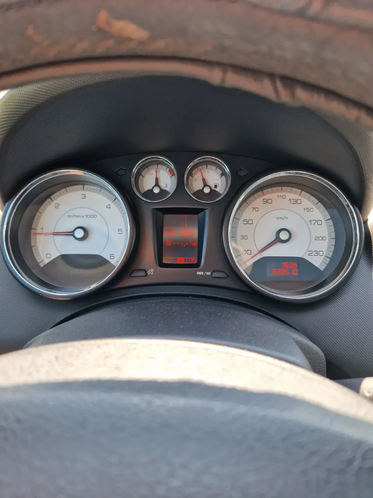 Peugeot 308 SW 1.6HDI-109p.s. - изображение 8