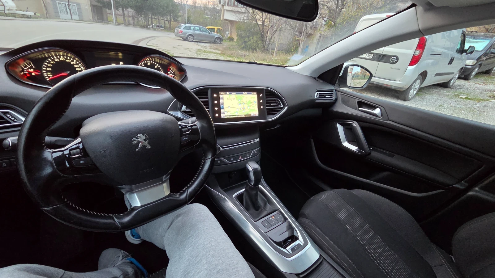 Peugeot 308 2.0 HDI Автоматик бяла перла!, снимка 16 - Автомобили и джипове - 53815900