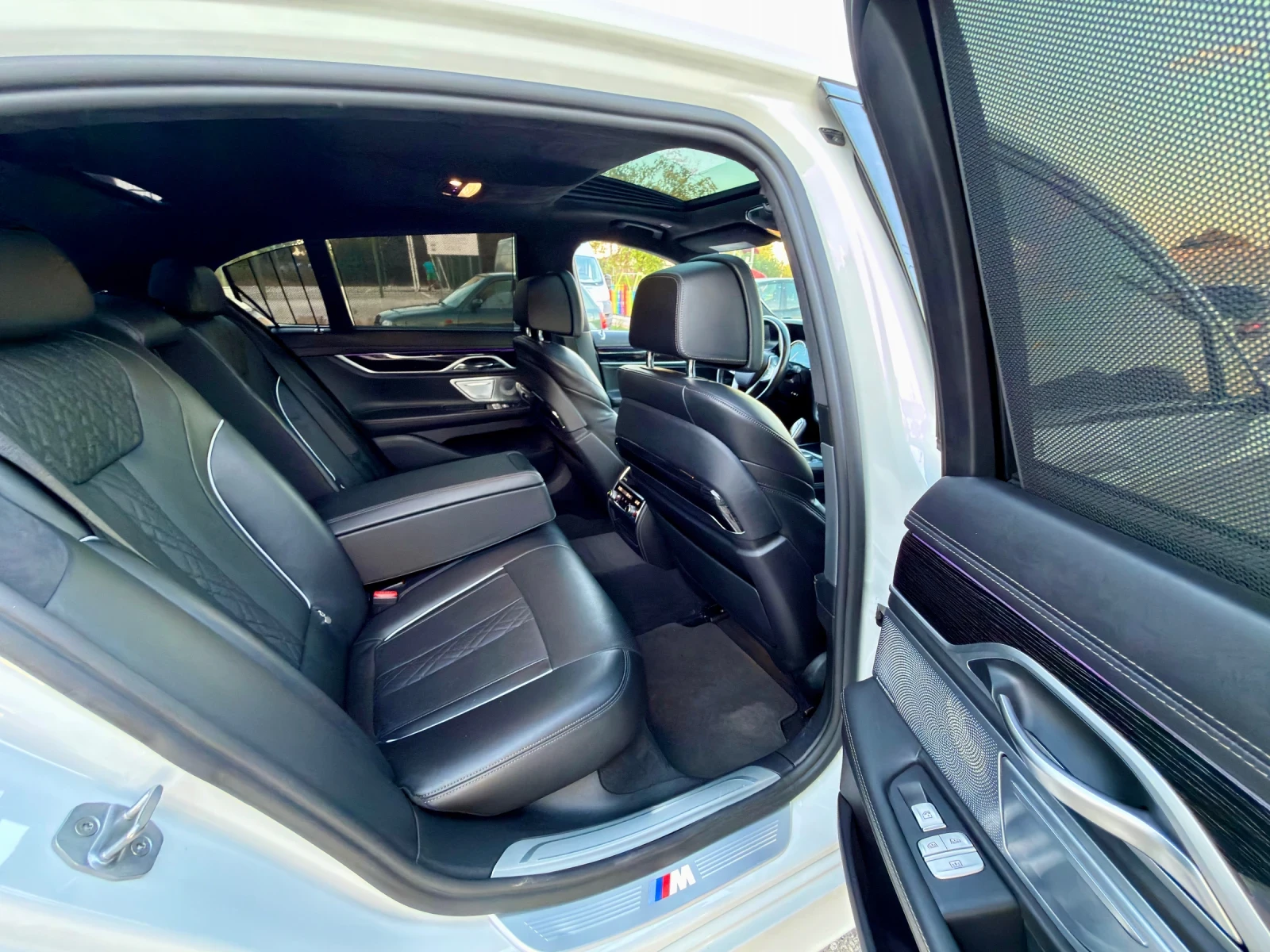 BMW 750 M-sport xDrive FULL 114.000km, снимка 15 - Автомобили и джипове - 54966518