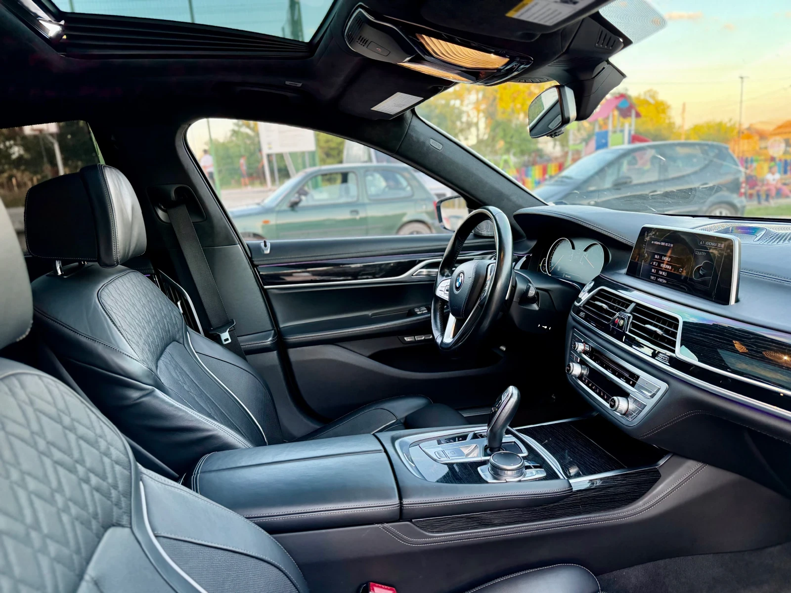 BMW 750 M-sport xDrive FULL 114.000km, снимка 11 - Автомобили и джипове - 54966518