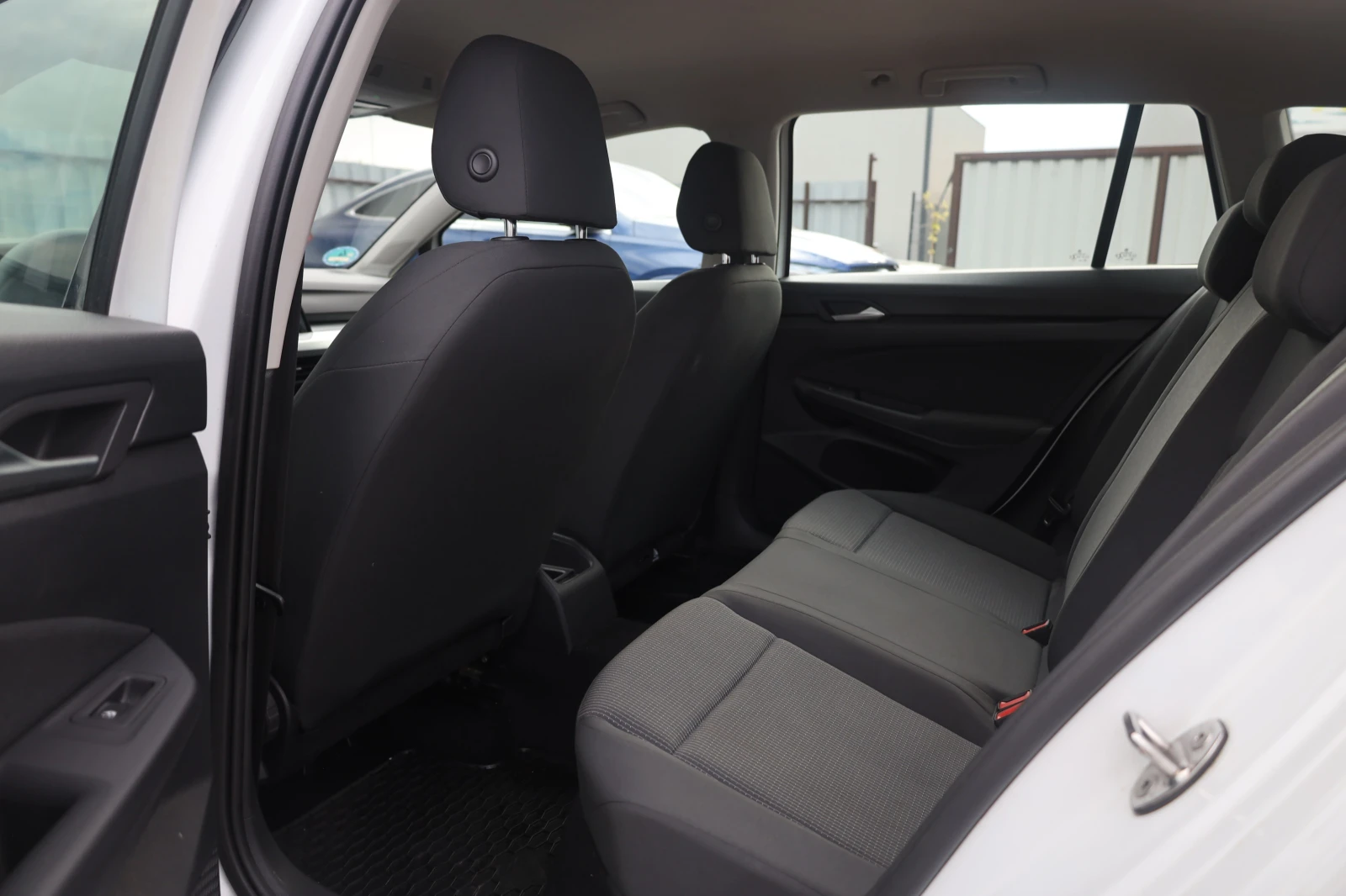 VW Golf Variant VIII 2.0TDI ACC Virtual KeyStart PDC Lane, снимка 11 - Автомобили и джипове - 56165879