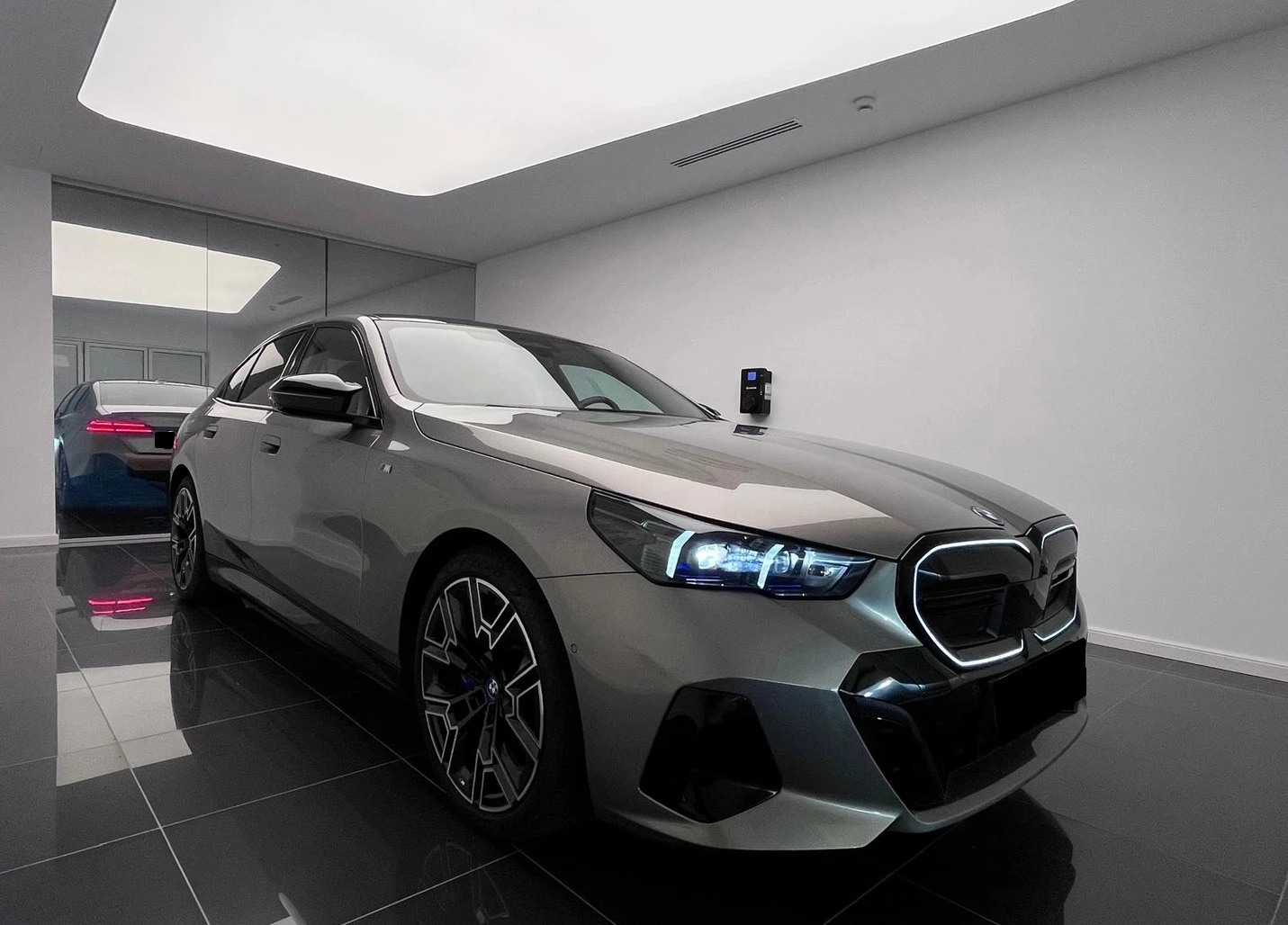 BMW i5 M60 xDrive, снимка 2 - Автомобили и джипове - 56195635
