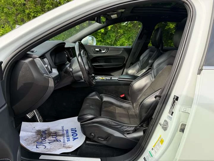 Volvo XC60 R-Design AWD Navigation/Pano Sunroof/Leather/Camer, снимка 5 - Автомобили и джипове - 53913597