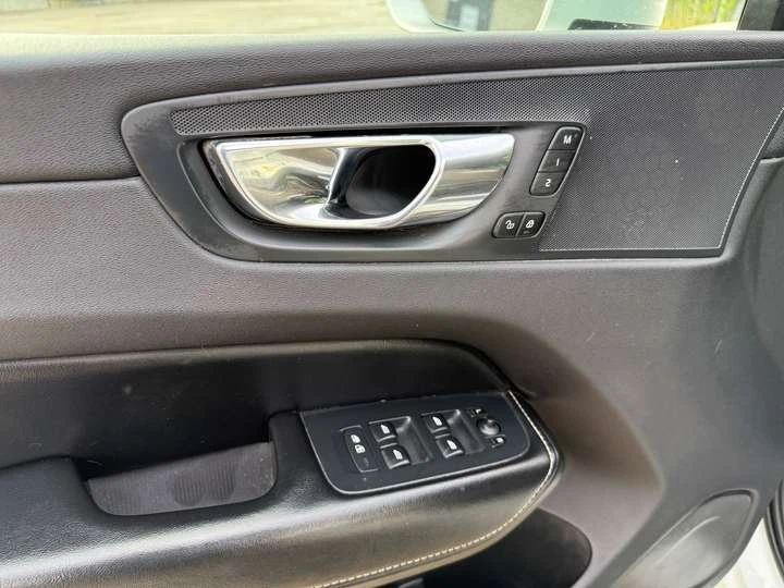 Volvo XC60 R-Design AWD Navigation/Pano Sunroof/Leather/Camer, снимка 13 - Автомобили и джипове - 53913597