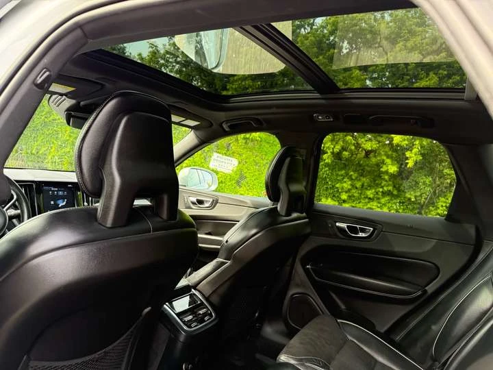 Volvo XC60 R-Design AWD Navigation/Pano Sunroof/Leather/Camer, снимка 14 - Автомобили и джипове - 53913597