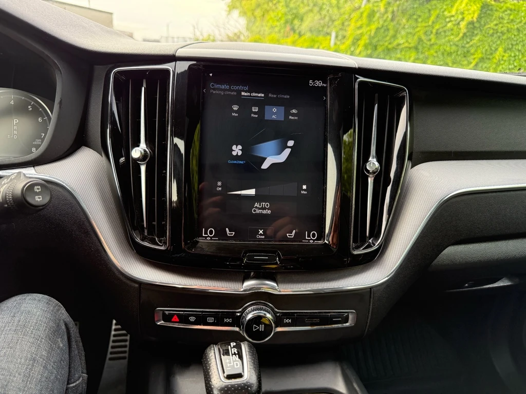 Volvo XC60 R-Design AWD Navigation/Pano Sunroof/Leather/Camer, снимка 11 - Автомобили и джипове - 53913597