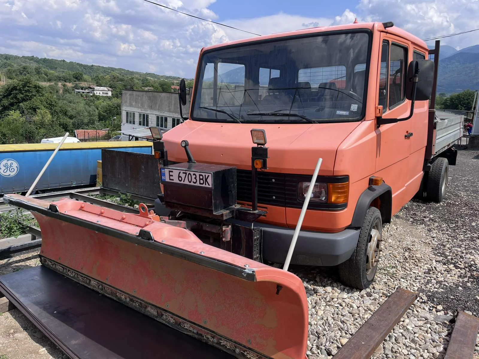 Mercedes-Benz UNIMOG Самосвал, опесъчител, 110кс, снимка 1