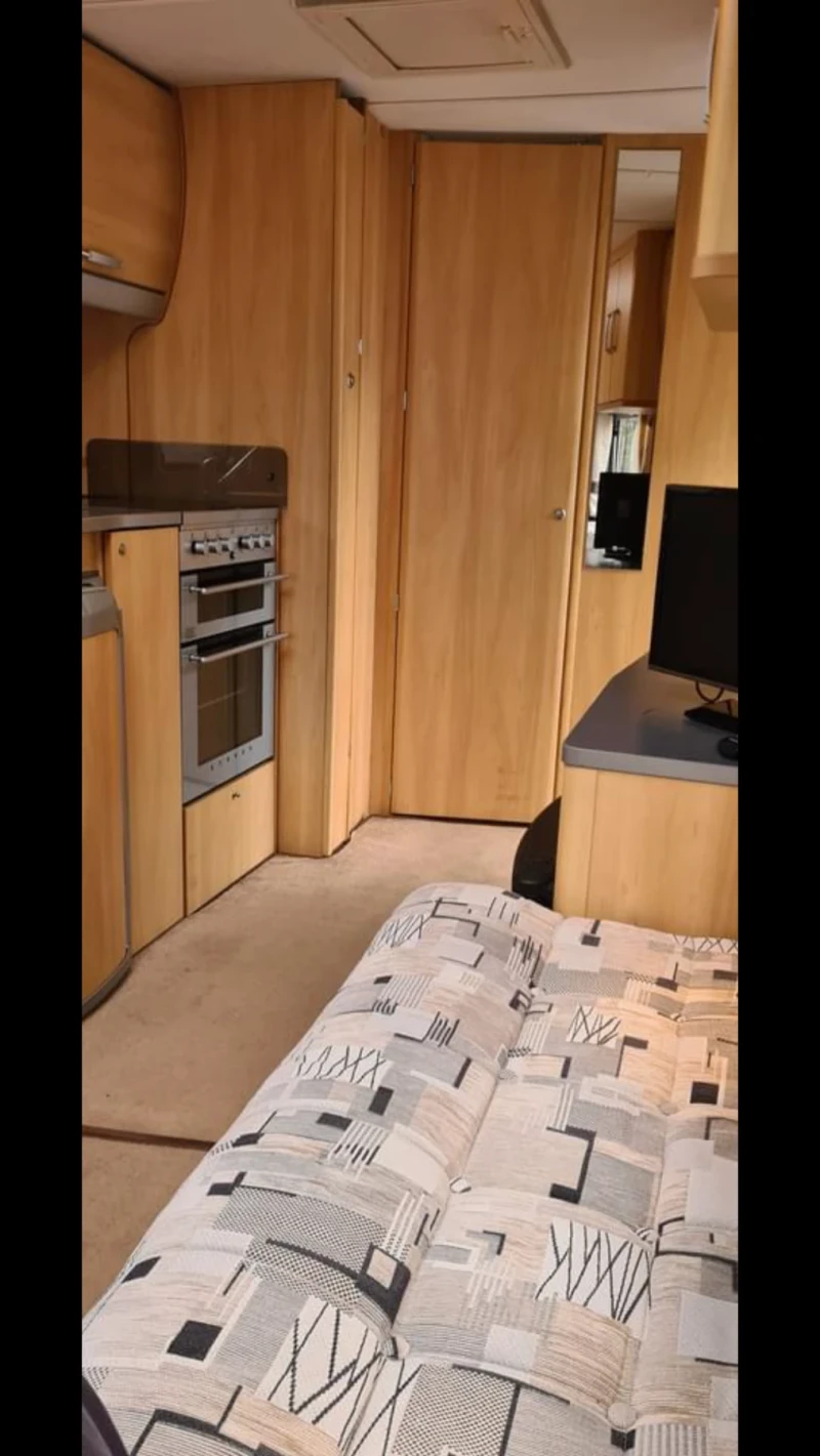 Каравана Swift, снимка 8 - Каравани и кемпери - 52825830