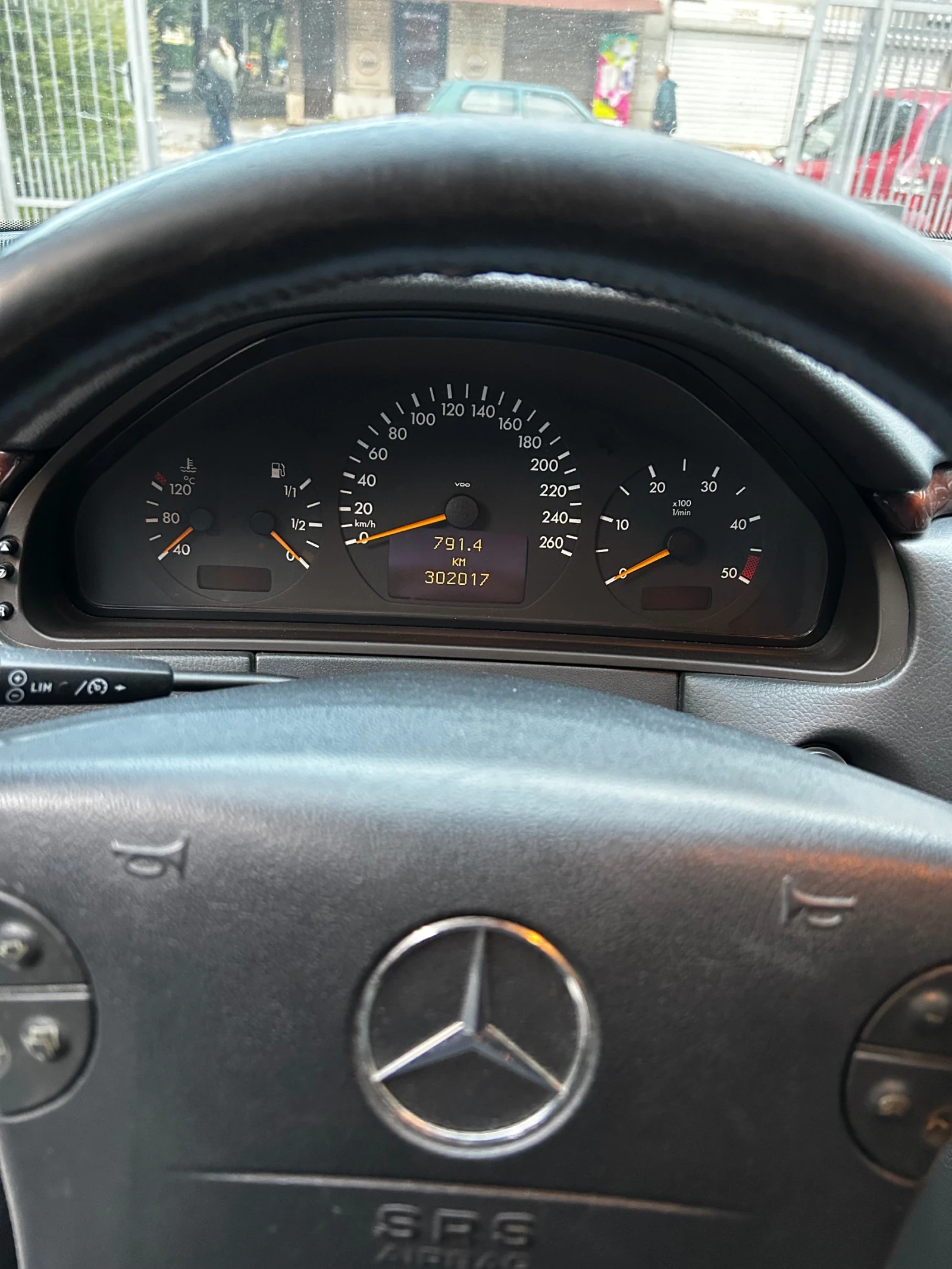 Mercedes-Benz E 270  - изображение 9