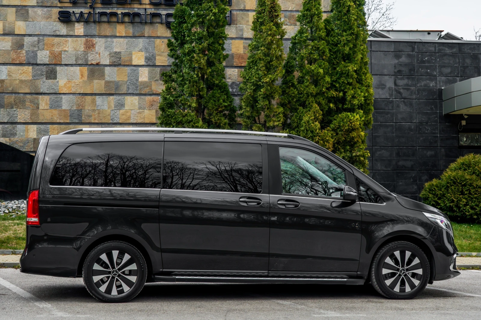 Mercedes-Benz V 300 d* 4MATIC* AMG* LONG* PANORAMA* BUSINESS CLASS* , снимка 6 - Автомобили и джипове - 53934501