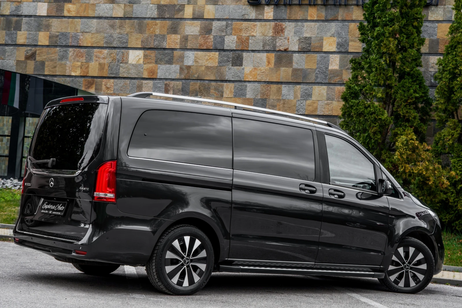 Mercedes-Benz V 300 d* 4MATIC* AMG* LONG* PANORAMA* BUSINESS CLASS* , снимка 5 - Автомобили и джипове - 53934501