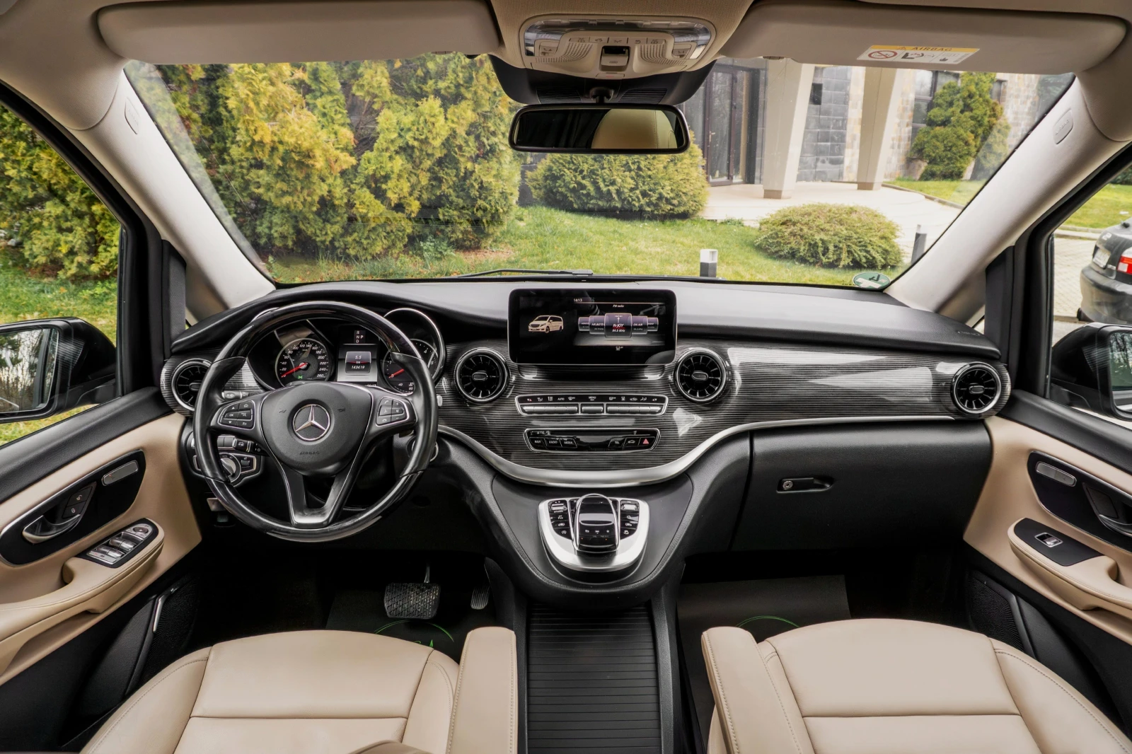 Mercedes-Benz V 300 d* 4MATIC* AMG* LONG* PANORAMA* BUSINESS CLASS* , снимка 13 - Автомобили и джипове - 53934501