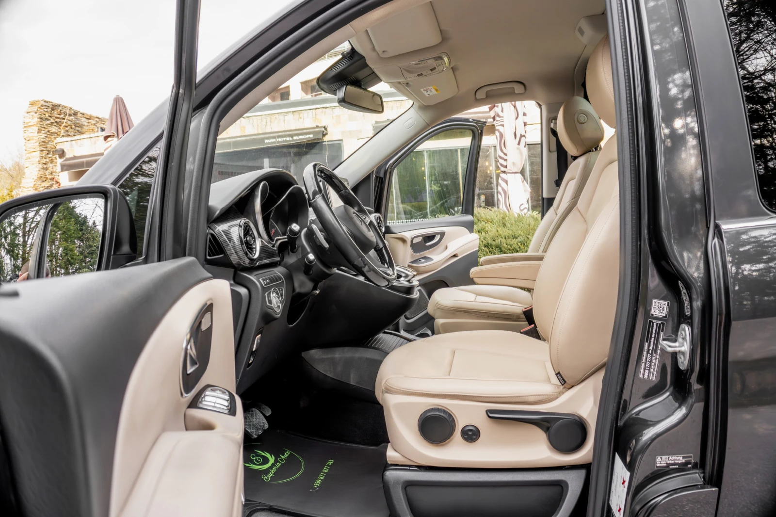 Mercedes-Benz V 300 d* 4MATIC* AMG* LONG* PANORAMA* BUSINESS CLASS* , снимка 9 - Автомобили и джипове - 53934501