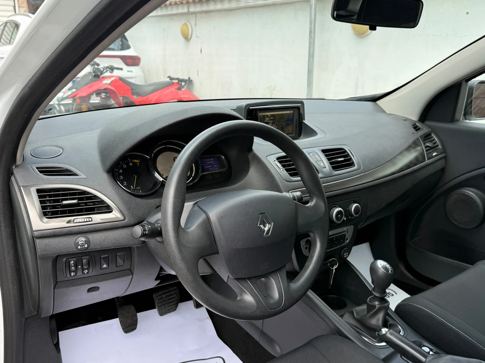 Renault Megane 1.6I LPG NAVI , снимка 8 - Автомобили и джипове - 55015794