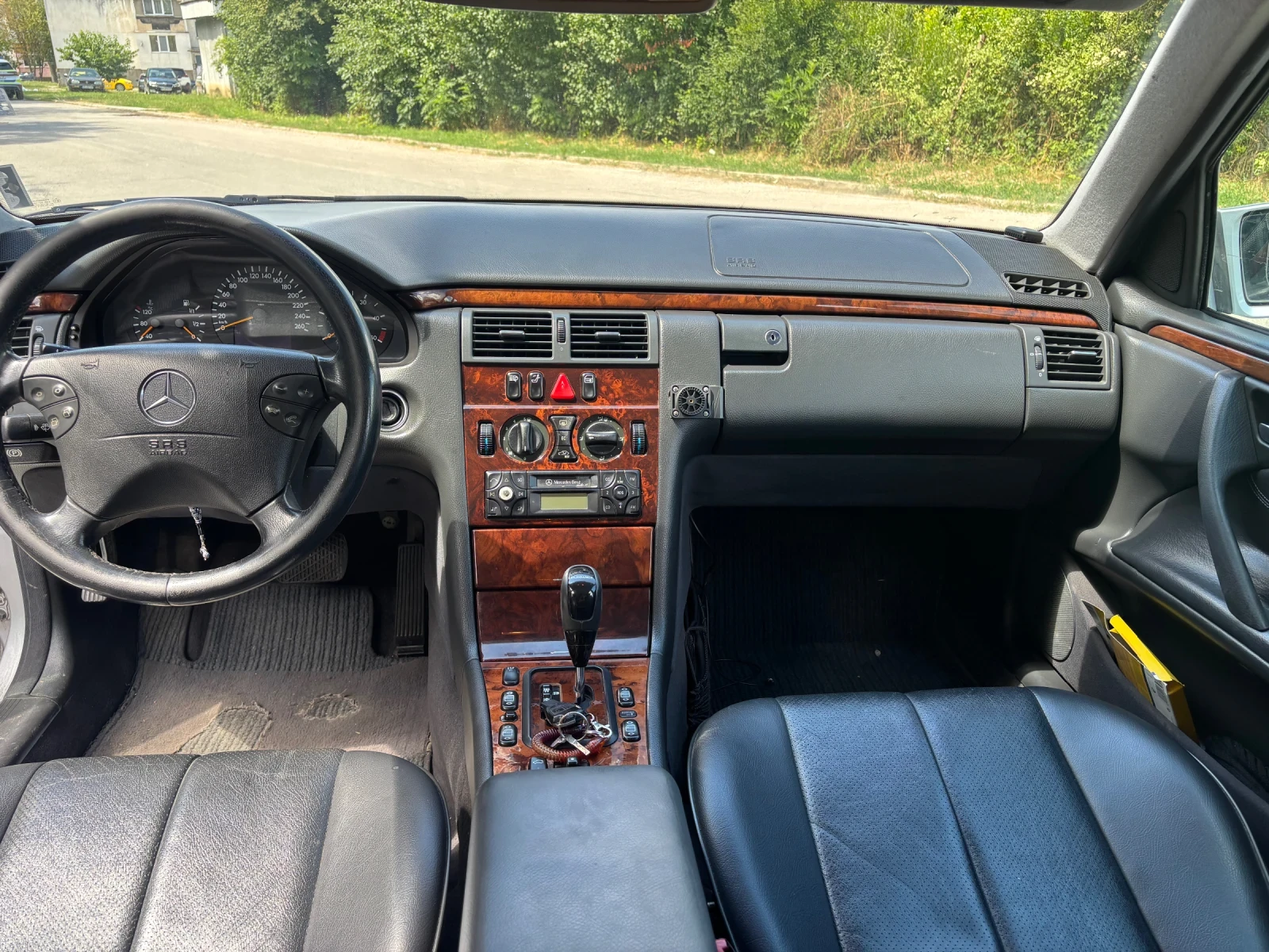 Mercedes-Benz E 320, снимка 9 - Автомобили и джипове - 55747563