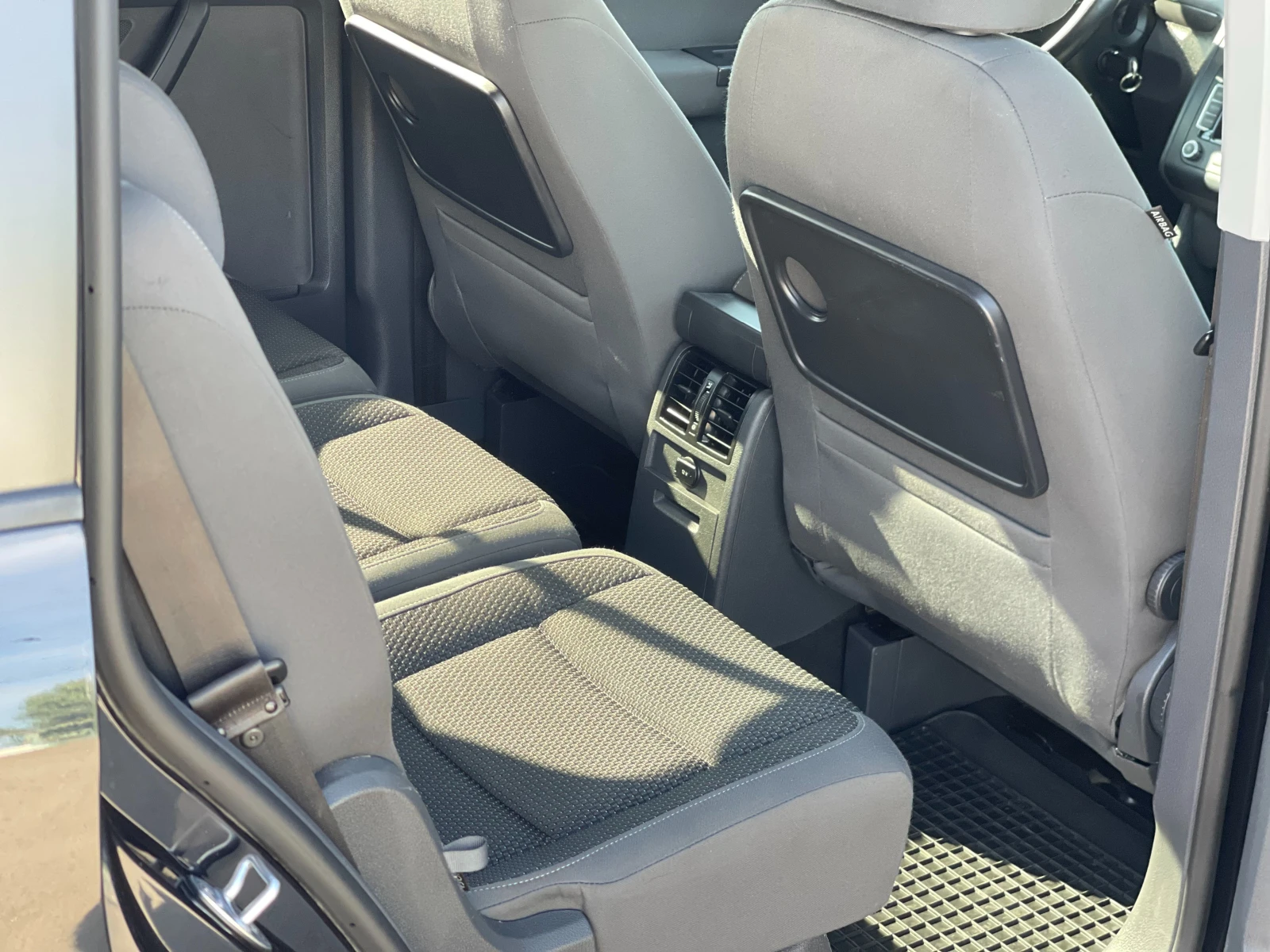 VW Touran 2.0TDi, снимка 11 - Автомобили и джипове - 55959895
