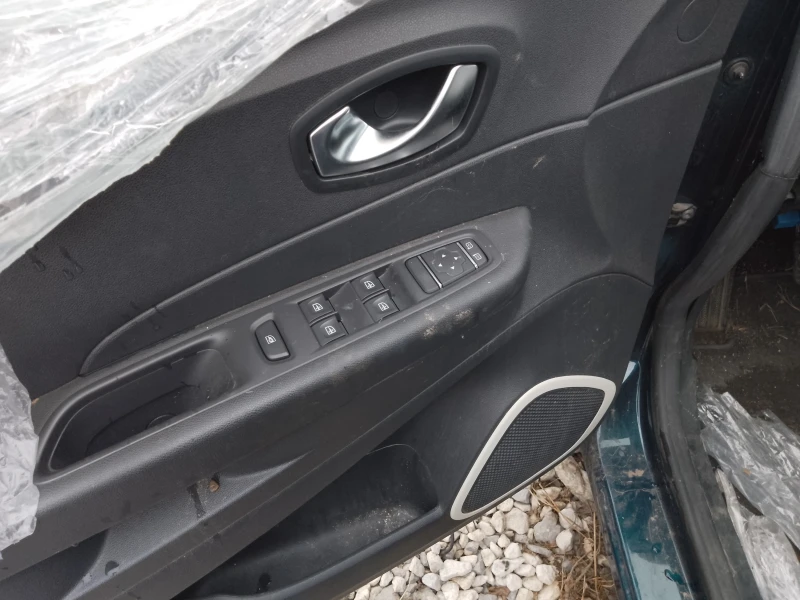 Renault Captur 0.9i, снимка 9 - Автомобили и джипове - 52703211