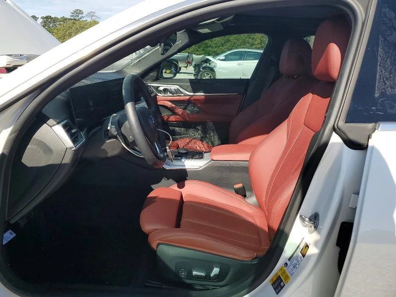 BMW i4 EDRIVE 35| РЕАЛНЕ ПРОБЕГ| 360 КАМЕРА| ЧЕРВЕН САЛОН, снимка 7 - Автомобили и джипове - 54999268
