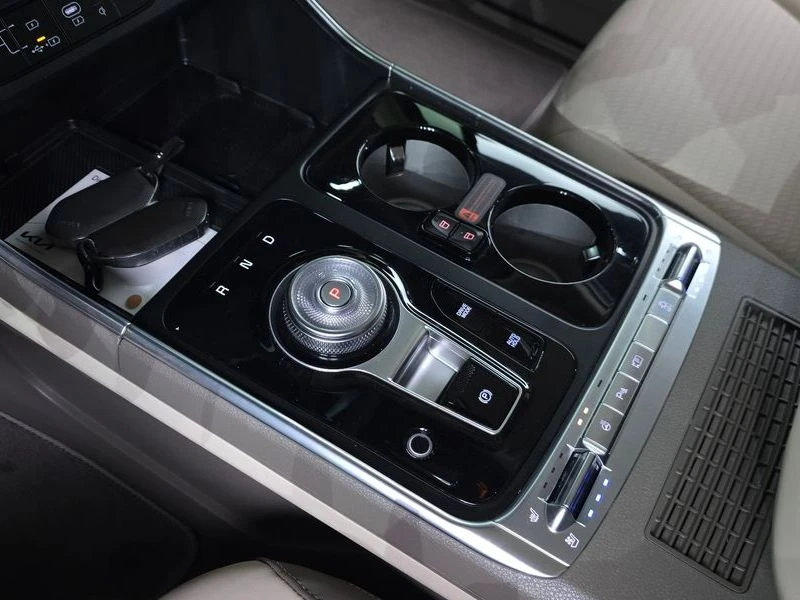 Kia Carnival 4th Gen * High Limousine* 7 местна* , снимка 8 - Автомобили и джипове - 55530272