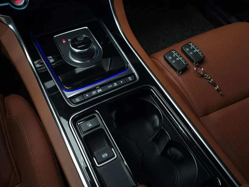 Jaguar XE  20D Portfolio, снимка 9 - Автомобили и джипове - 56304918