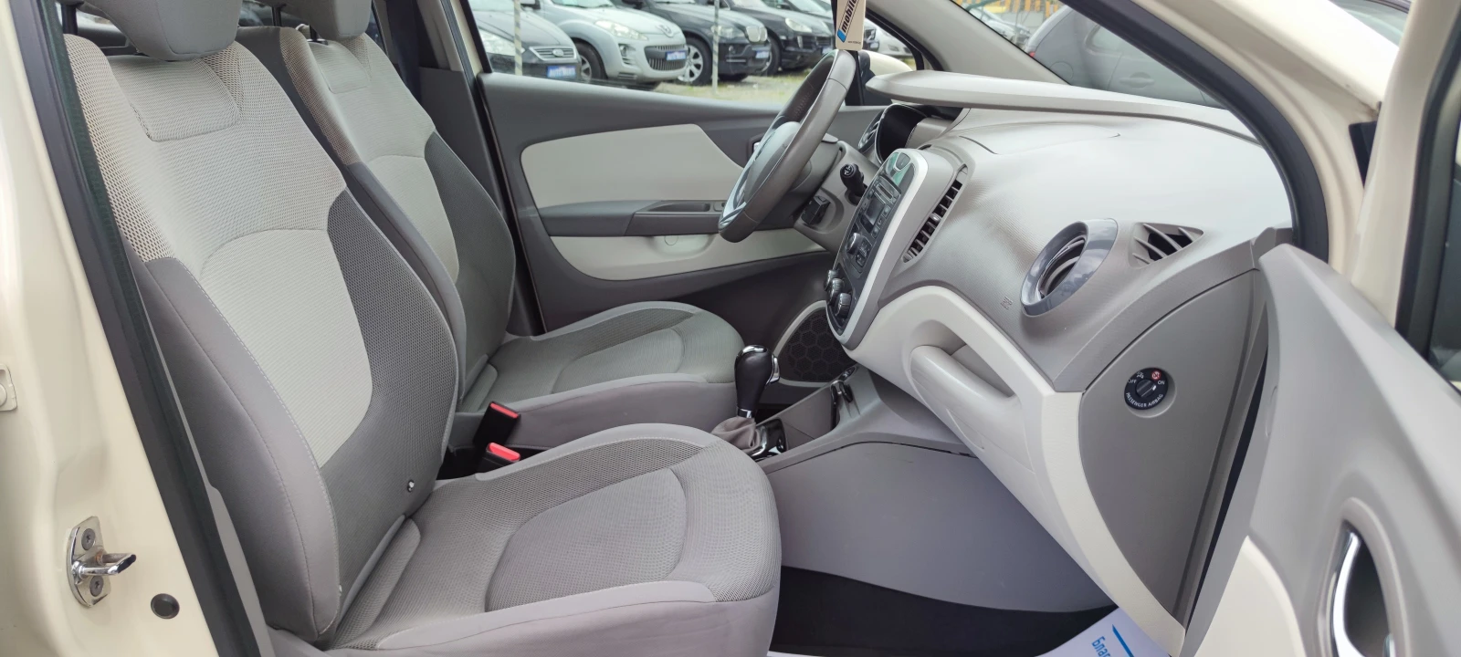 Renault Captur 1.2TCe automatic , снимка 8 - Автомобили и джипове - 54774163