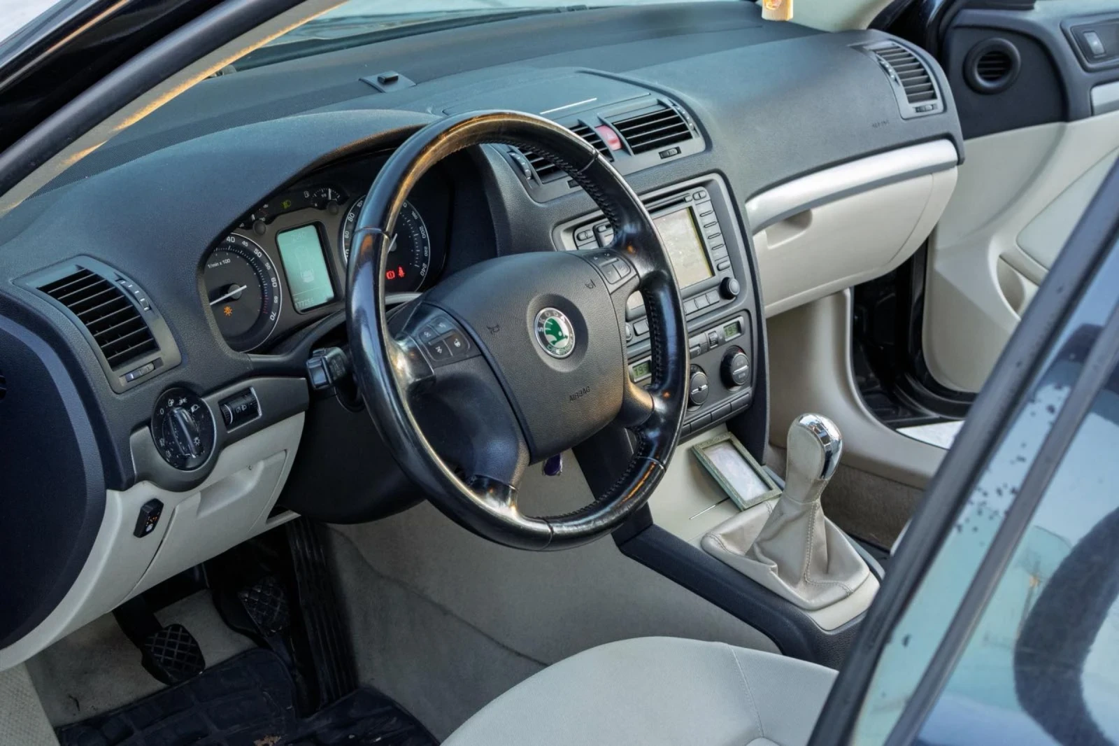Skoda Octavia 1.6, снимка 10 - Автомобили и джипове - 55026617