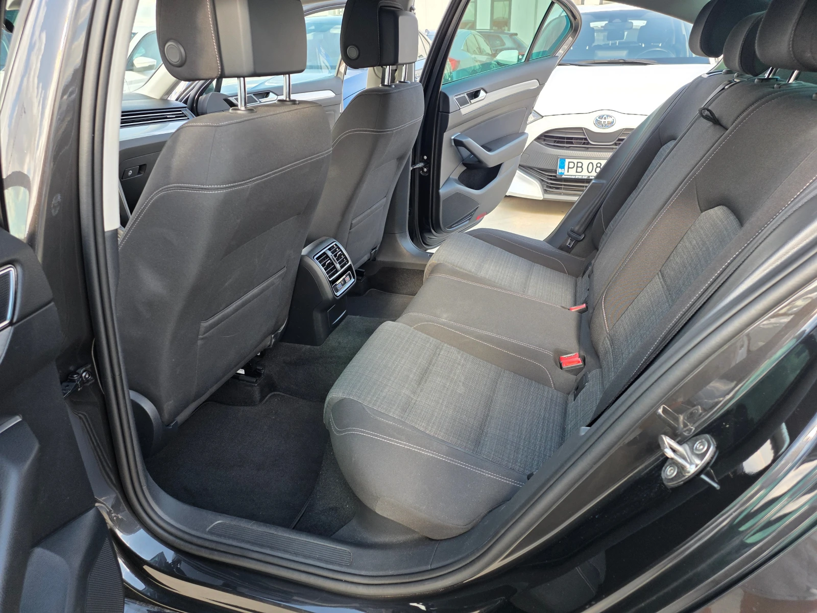 VW Passat 2.0 TDI А/Т-150кс, снимка 12 - Автомобили и джипове - 55396639