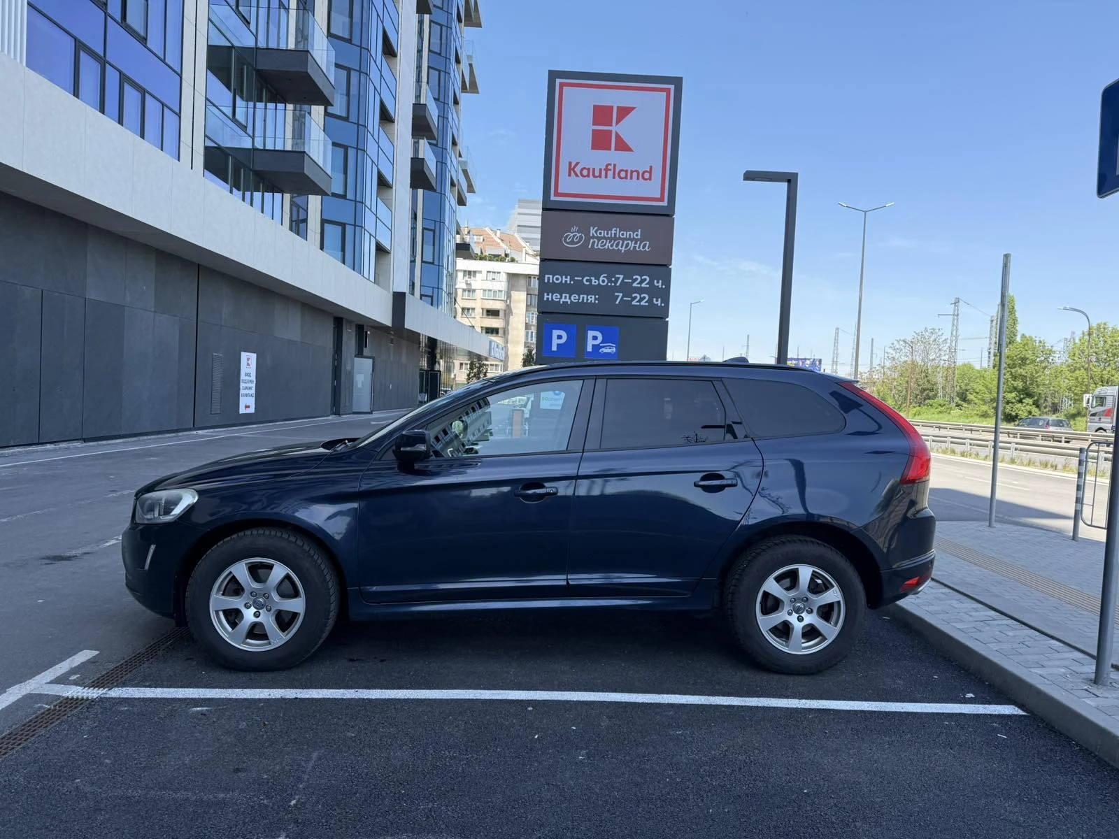 Volvo XC60 Momentum, снимка 3 - Автомобили и джипове - 54733572